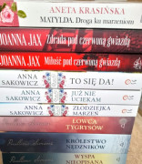 Książki ułożone jedna na drugiej 
