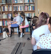 Dzieci podczas zabawy w "głuchy telefon"