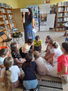 Dzieci podczas spotkania w bibliotece 