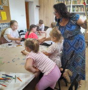 Dzieci i kobieta. Trwają warsztaty w bibliotece 