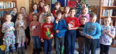 Grupa dzieci - uczestnicy warsztatów bożonarodzeniowych 