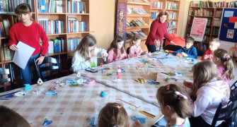 Dzieci podczas robienia ozdób świątecznych 
