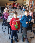 Dzieci podczas robienia ozdób świątecznych 