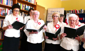 Chór "Złota Nutka" podczas występu w strzałkowskiej bibliotece 