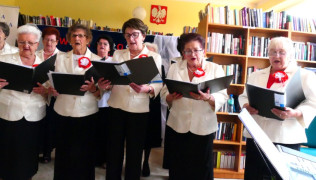 Chór "Złota Nutka" podczas występu w strzałkowskiej bibliotece 
