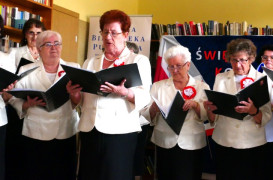 Chórzystki chóru "Złota Nutka" podczas występu 