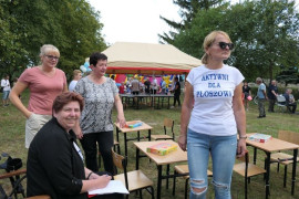 Cztery panie: trzy z nich stoją, jedna siedzi. Uczestniczki festynu 