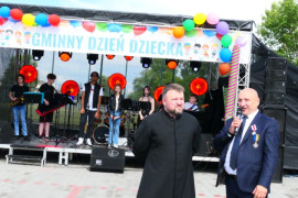 Wójt Gminy Radomsko Roman Radczyc oraz proboszcz parafii Strzałków ks. Mariusz Jędrzejczyk podczas oficjalnego otwarcia Gminnego Dnia Dziecka w Strzałkowie 