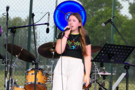 Lena Koćwin, uczennica PSP w Szczepocicach podczas scenicznego występu