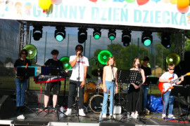 Młodzieżowy zespół ERA BAND podczas występu na scenie