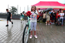 Dziewczynka stojąca przy rowerze 