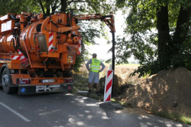 Droga, samochód i ludzie. Trwa budowa kanalizacji sanitarnej 