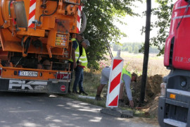 Droga, samochody i ludzi. Trwa budowa kanalizacji sanitarnej 