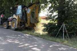 Droga i koparka. Trwa budowa sieci kanalizacyjnej 
