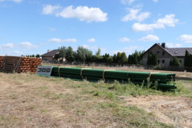 Pole, na którym znajdują się materiały potrzebne do budowy kanalizacji sanitarnej 