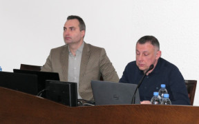 Dwaj panowie siedzą obok siebie