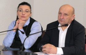 Kobieta i mężczyzna siedzą obok siebie