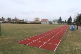 Boisko sportowe. Widoczna bieżnia 