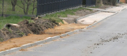 Prace przy budowie chodnika przy ruchliwej drodze 