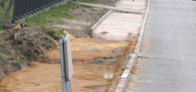 Prace przy budowie chodnika przy ruchliwej drodze 