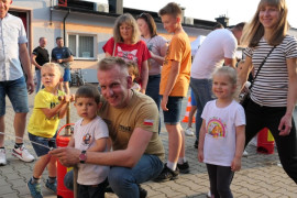 Grupa osób podczas wspólnej zabawy 