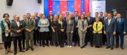 Grupa osób: kobiety i mężczyźni stoją obok siebie. Uczestnicy wcześniejszego spotkania 