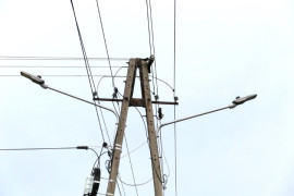 Dwie lampy solarne zamontowane na słupie oświetleniowym 