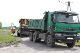 Samochód ciężarowy na drodze 