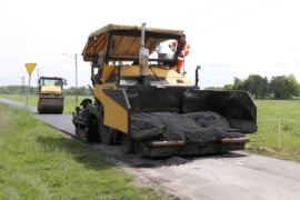 Maszyny drogowe na drodze