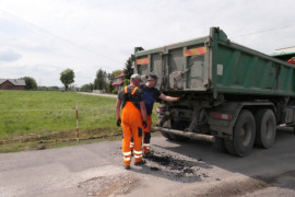 Droga, samochód ciężarowy oraz mężczyźni. Trwa remont ulicy
