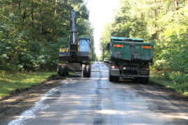 Trwa przebudowa drogi Lipie - Dąbrówka. Widoczne maszyny 