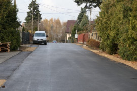 Droga, na której została położona nowa nawierzchnia 