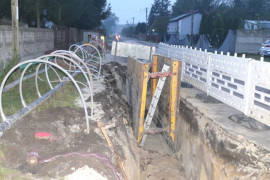 Głęboki wykop. Widoczne prace polegające na budowie kanalizacji sanitarnej 
