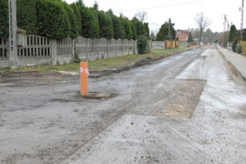 Droga, z której wystaje gruba rura