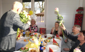 Mężczyzna wręcza kobietom róże 