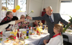 Mężczyzna wręcza kobietom róże 