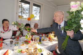 Mężczyzna wręcza kobietom róże 