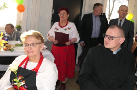 Dwie kobiety i trzej mężczyźni podczas uroczystości z okazji Dnia Kobiet
