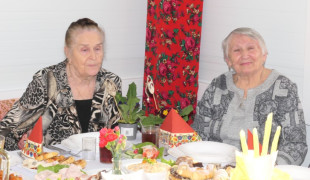 Dwie panie siedzą obok siebie