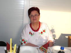 Kobieta siedzi przy stole