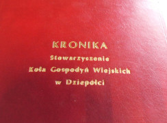 Czerwona okładka Kroniki Stowarzyszenia Koła Gospodyń Wiejskich w Dziepółci 