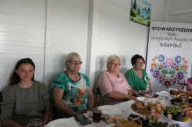 Grupa kobiety siedzi przy stole 