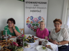 Trzy panie siedzą przy stole 