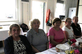 Grupa kobiet siedzi przy stole 