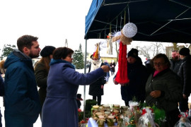 Stoisko wystawiennicze podczas jarmarku bożonarodzeniowego 