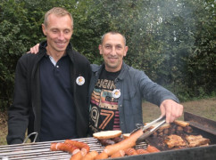 Dwóch mężczyzn przy grillu 
