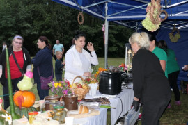 Stoisko wystawiennicze i osoby przy nim 