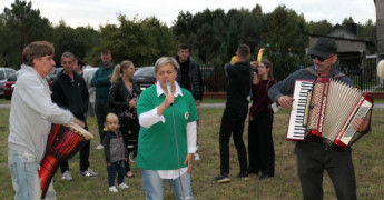 Grupa osób podczas wspólnej zabawy 