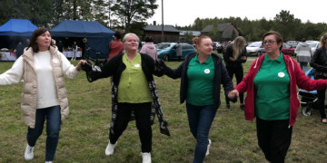 Grupa osób podczas wspólnej zabawy