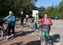 Grupa osób na rowerach 